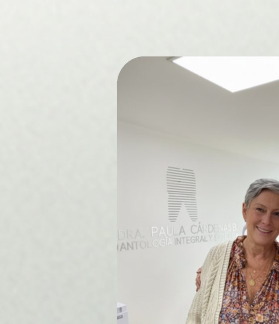Paciente satisfecha en la clínica